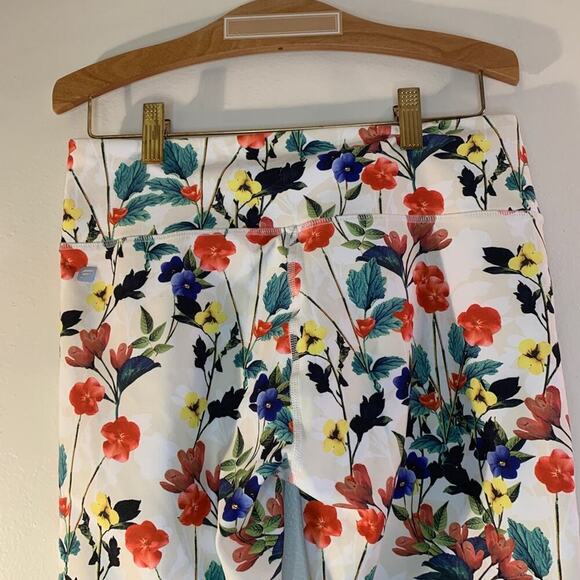 FABLETICS Women’s Brogan White Flowered Capris / Size: Small 4-6 - Picture 6 of 10